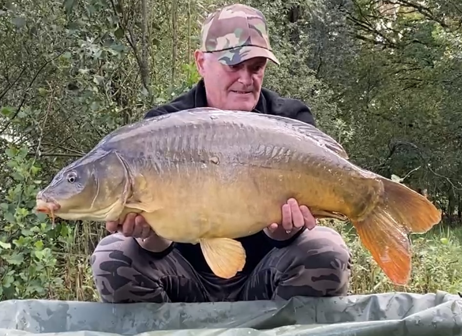 Een foto van mijzelf met een gevangen spiegelkarper.